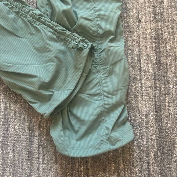 Lululemon Dance Studio Relaxed-Fit Mid-Rise Cargo Pant Grey Eucalyptus, Size XS - Picture 6 of 8